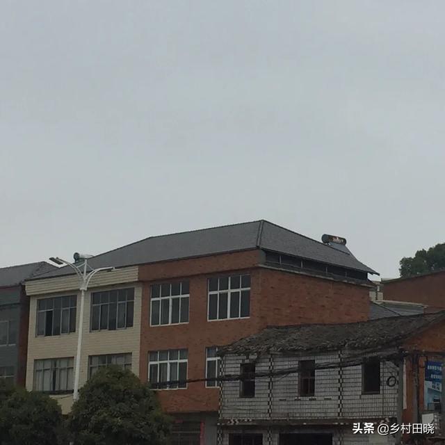 農(nóng)村自建房坡屋頂，用琉璃瓦還是樹脂瓦？看看內(nèi)行人的經(jīng)驗分享